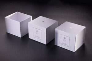 Niewielkie pudełko na kosmetyki lub świeczkę zapachową