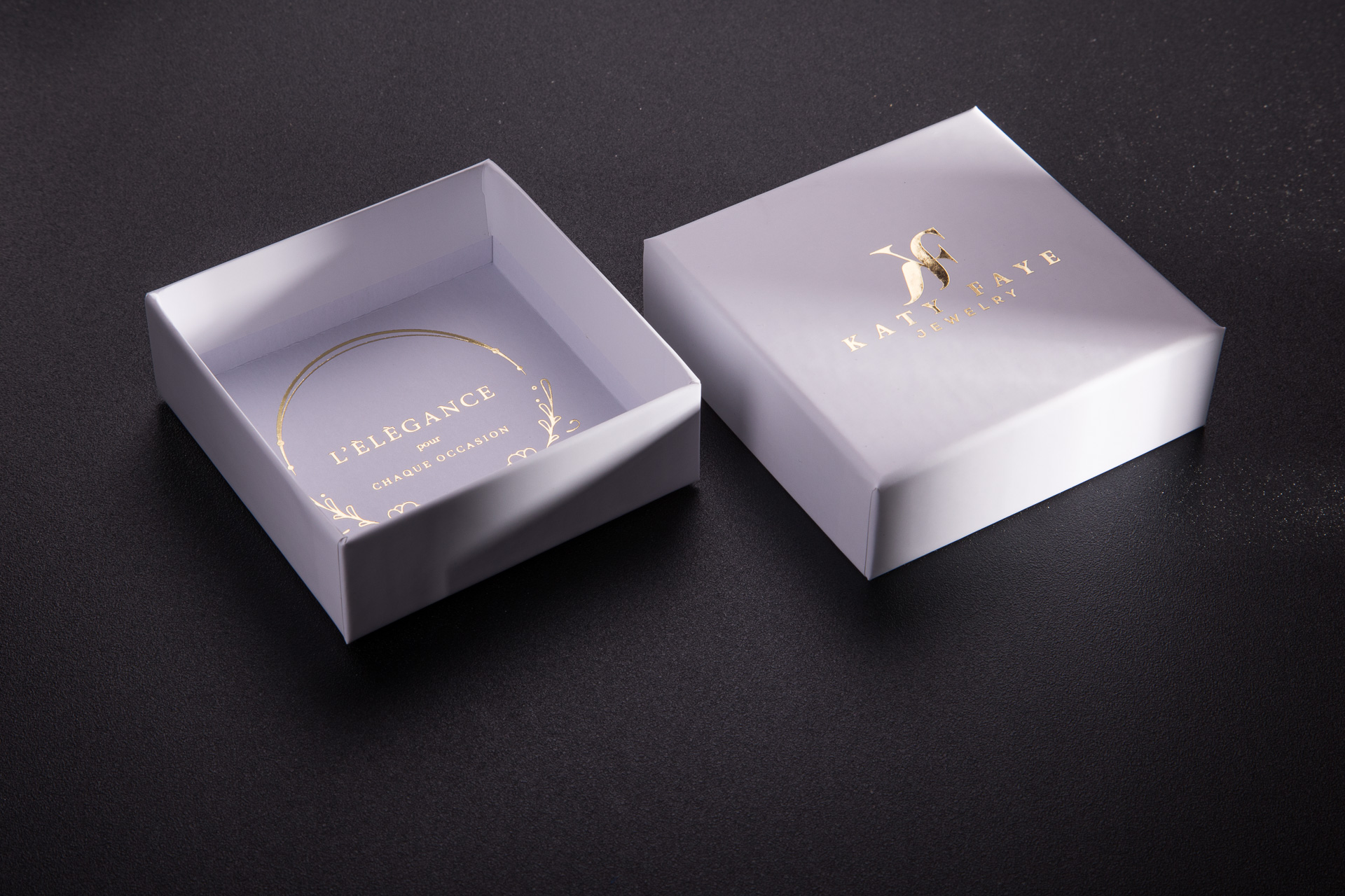 Ryce na pudełku spód-wieko oklejonym białym papierem z matową folią. Na wierzchu złoty hotstamping.