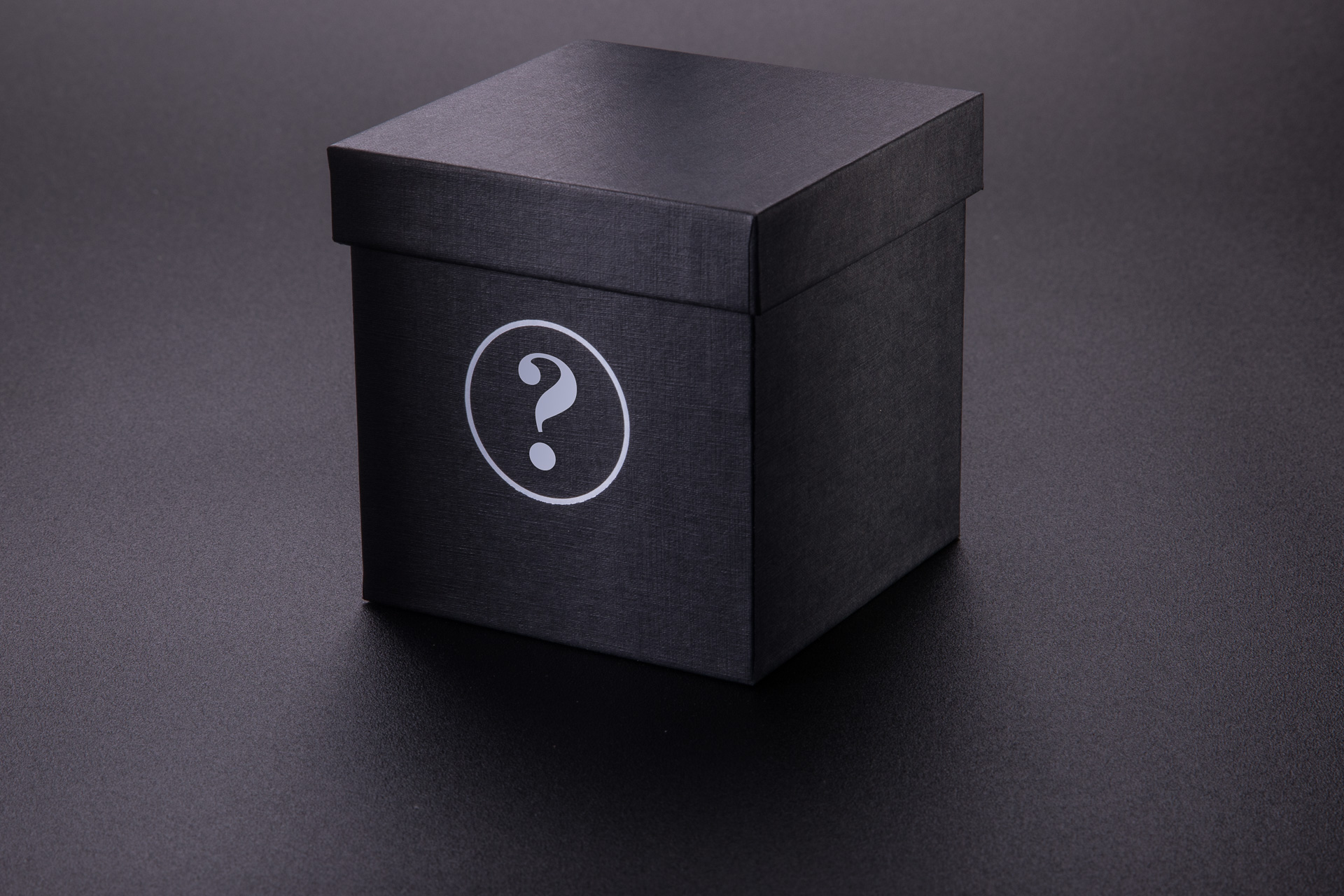 Czarne luksusowe pudełko na niespodziankę z niskim wiekiem. 