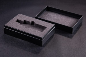 czarne pudelko z burta na kosmetyk e42a1405 edit 1