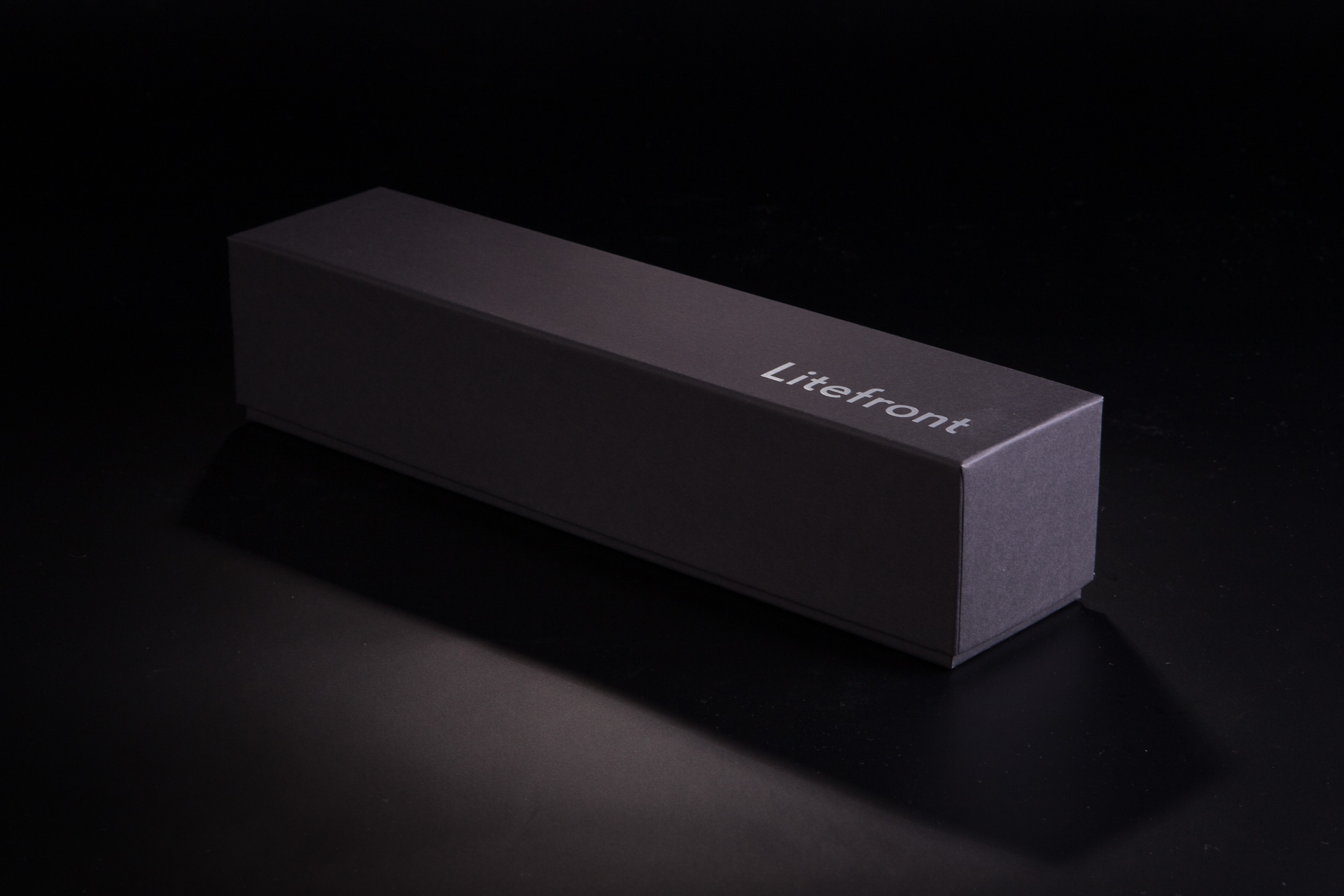 Podłużne czarne pudełko na rysach z lekko zaokrąglonymi krawędziami