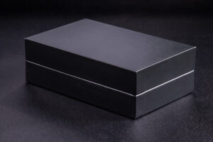 Elegancka czarna matowa nierysująca się powierzchnia pudełka z burtą. 