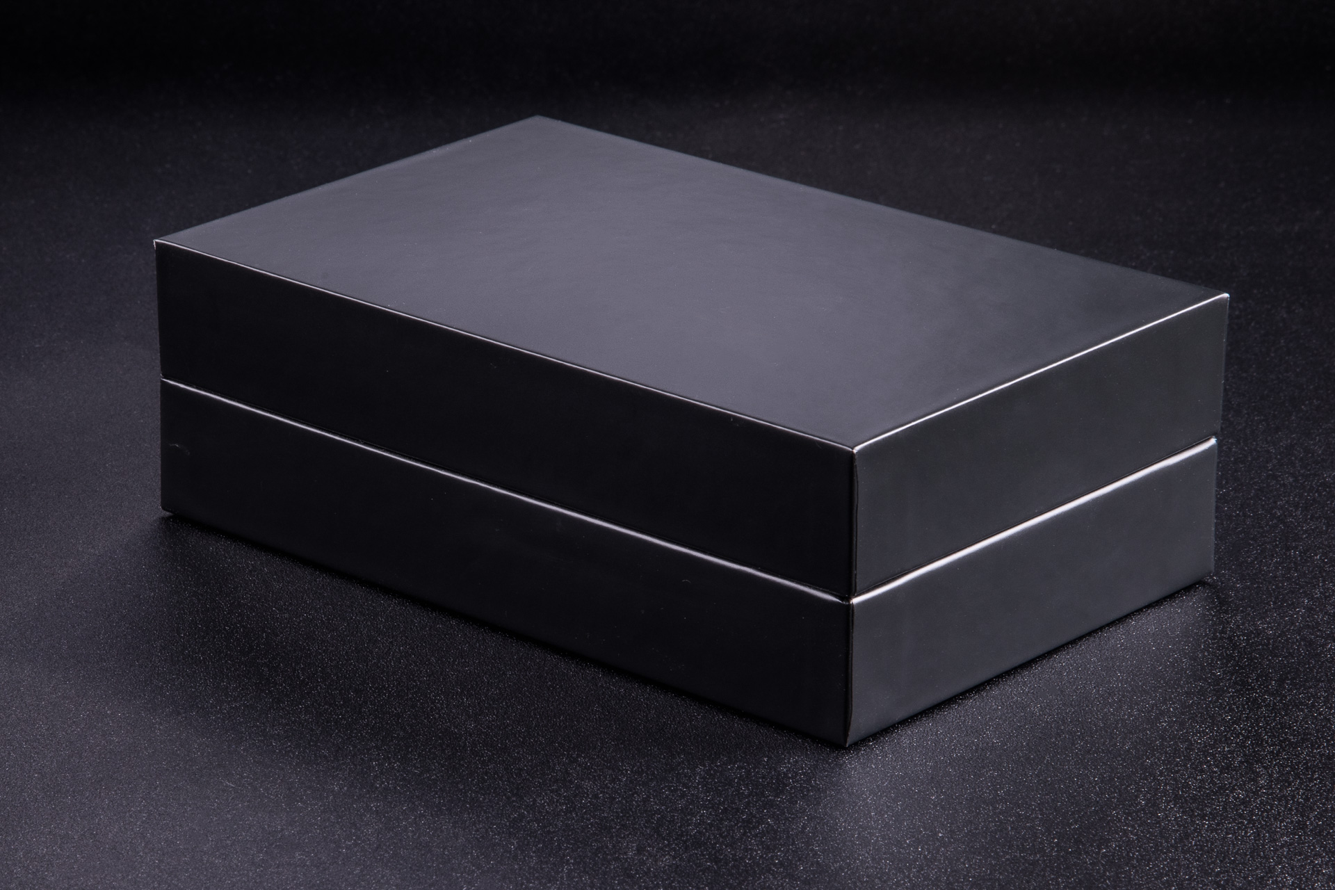 Elegancka czarna matowa nierysująca się powierzchnia pudełka z burtą. 