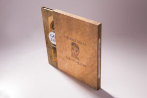 widok na cale etui z książką