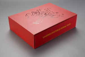 Czerwone etui wykonane metodą rozpakowania. Okleina zadrukowana z matową folią i zadrukiem wybiórczym lakierem UV.