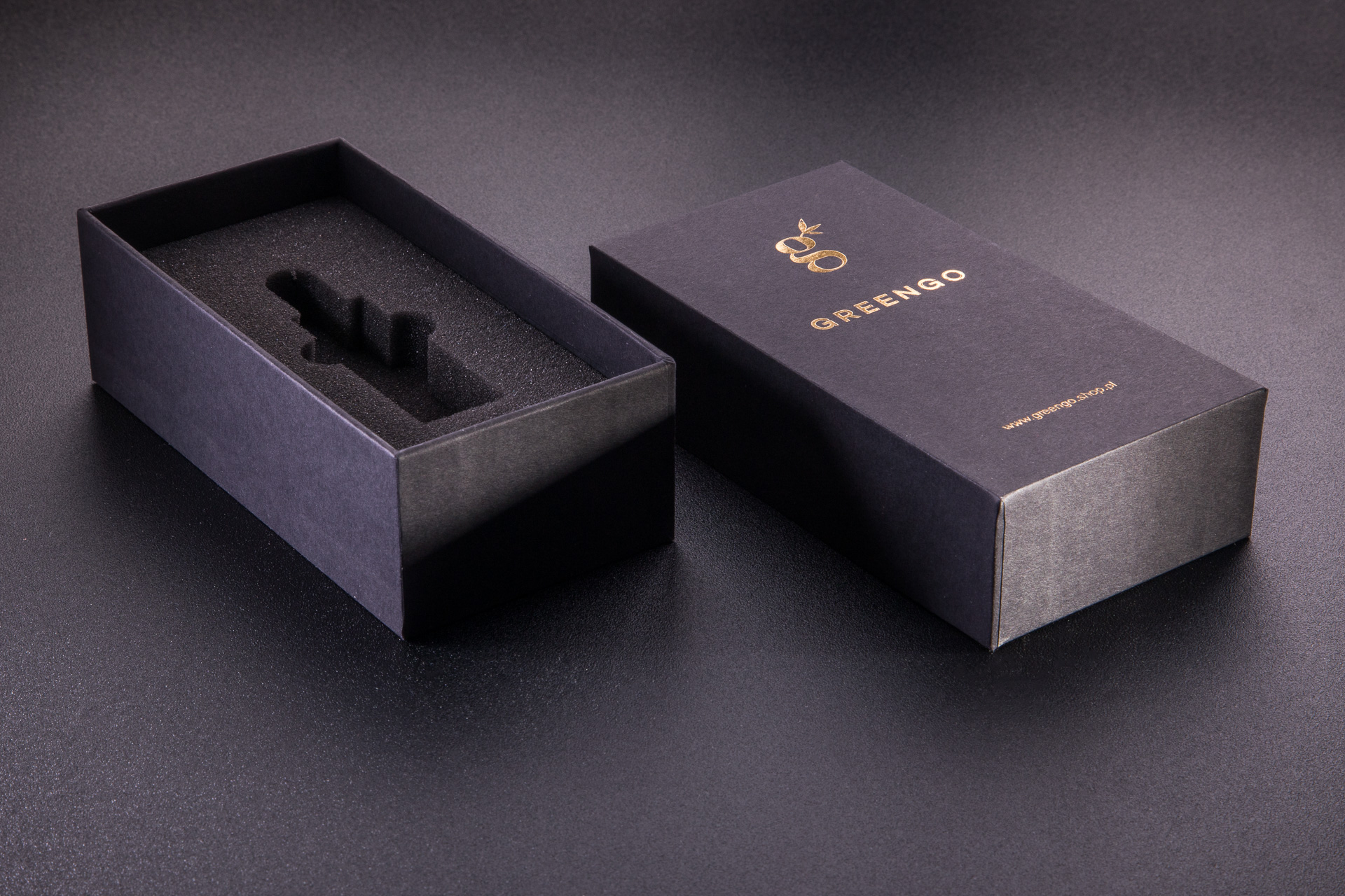 Czane pudełko denko-wieko. Szlachetny papier, rowkownie i hot stamping dają efekt premium.  