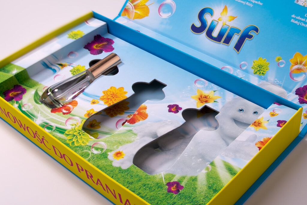 Kaszerowana, rowkowana i sztancowana wkładka z nadrukiem pełnokolorowym i folą matową.