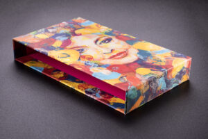 Kolorowe eleganckie etui na książkę. Druk wykonany offsetem, folia matowa.