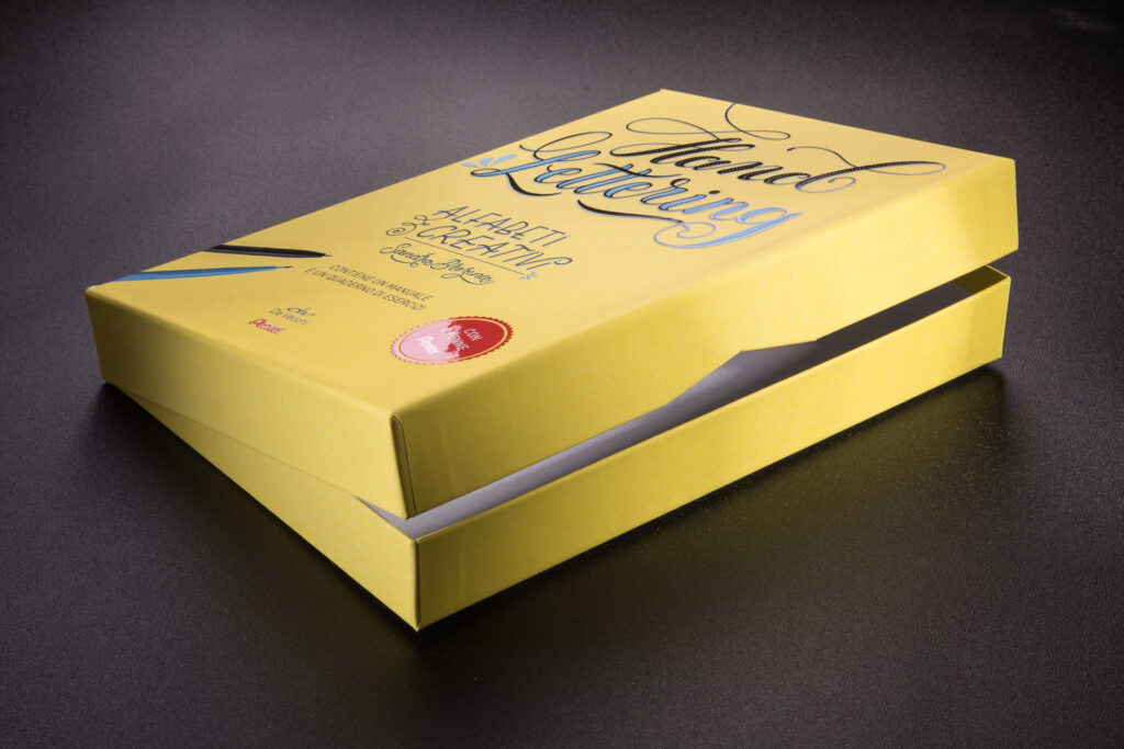 Lekko otwarte zółte pudełko clam shell