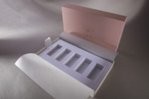 luksusowe pudelko na kosmetyki z pergaminem i kaszerowana wkladka img 0984 edit