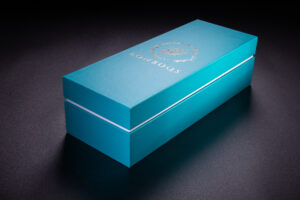 Piękne pudełko z burtą i logo. Widoczny cienki pasek burty. Efekt premium. 