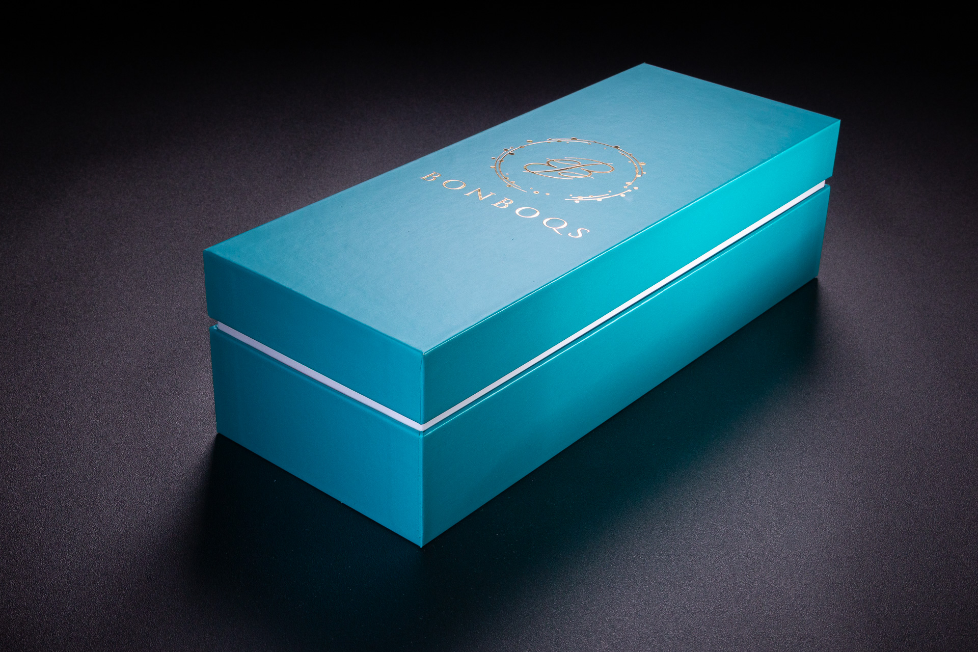 Piękne pudełko z burtą i logo. Widoczny cienki pasek burty. Efekt premium. 