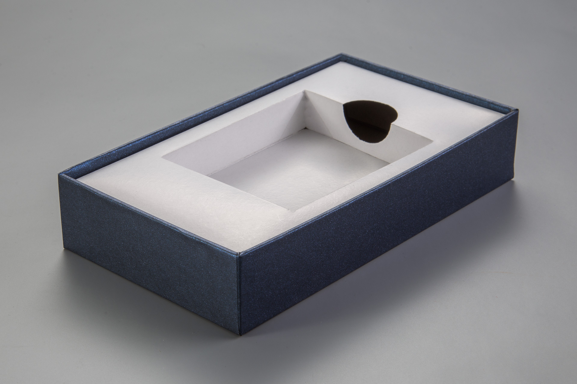 Prosta wkładka kartonowa koszyczkiem i wycięciem na palec.  