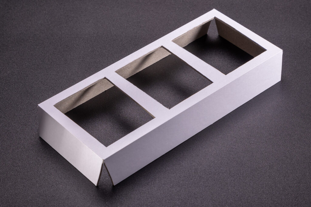 Prosta wkładka z bielonego kartonu 2mm z otworami