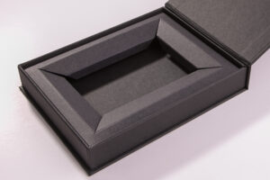 Prosta wkładka z czarnego kartonu. 