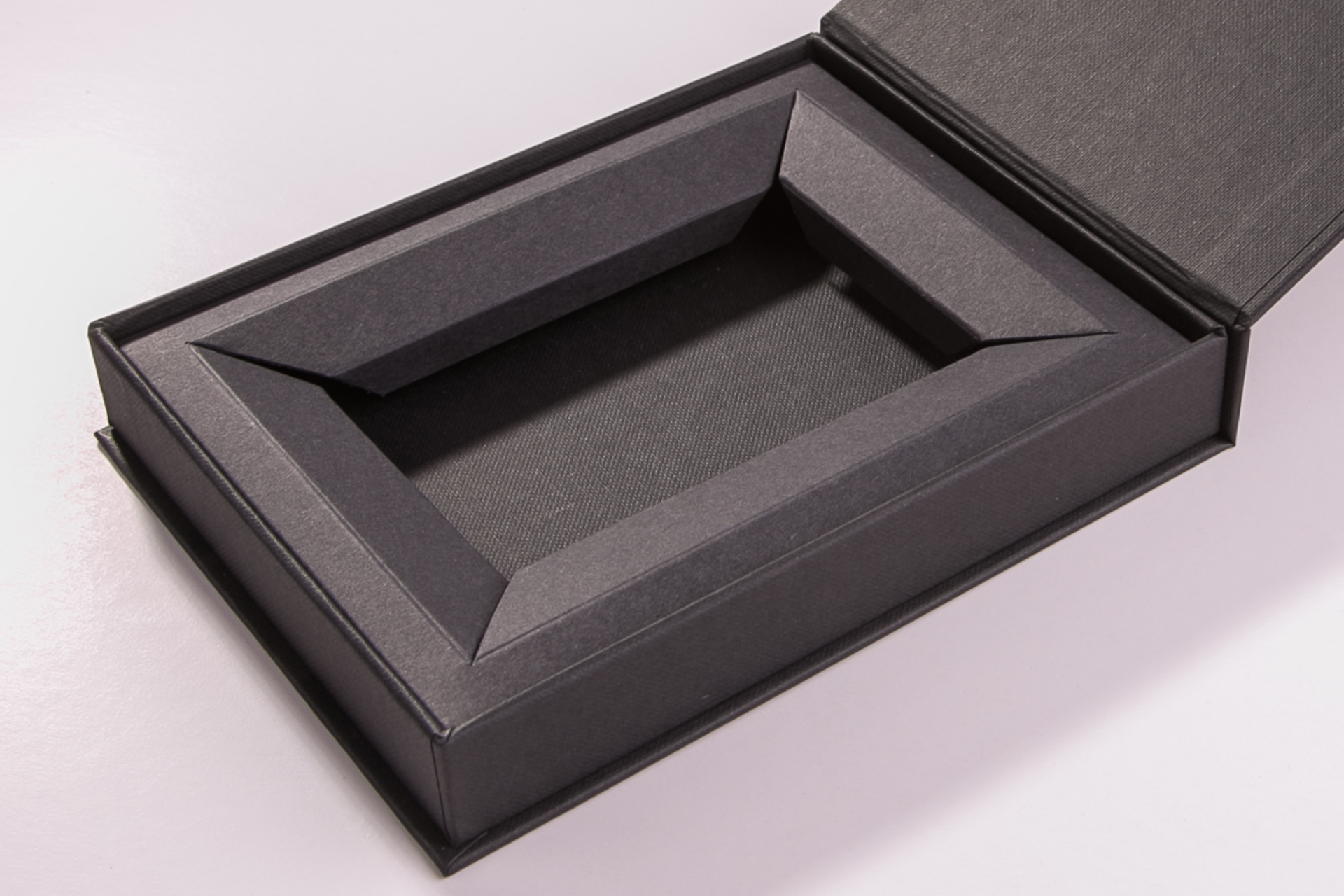 Prosta wkładka z czarnego kartonu. 