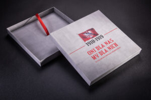 Box The lid and bottom with an additional ribbon make it easy to pull out the book are located inside.