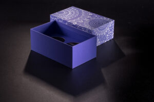 Graphics on this box was made by screen printing.