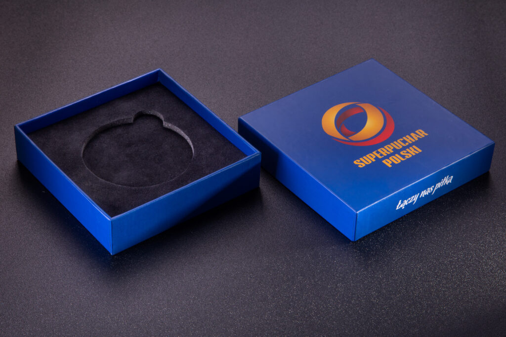 Pudełko rigidbox na medal z wkładą kaszerowaną czarnym szlachetnym flokiem. 