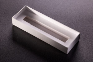 Małe pudełko rigidbox z wkładką z sztancowanego kartonu 300g