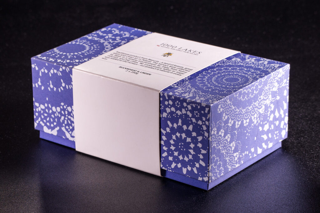 Pudełko prezenowe na dwa miody, zamknięte banderolą. 