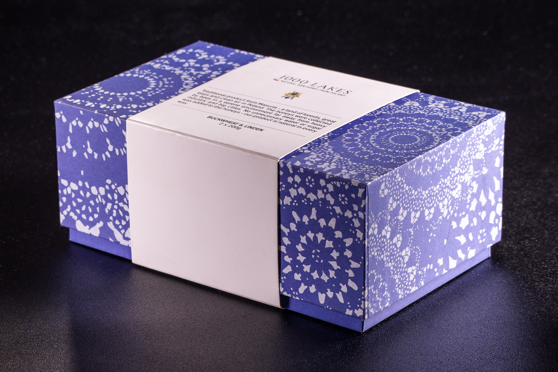 Pudełko prezenowe na dwa miody, zamknięte banderolą. 