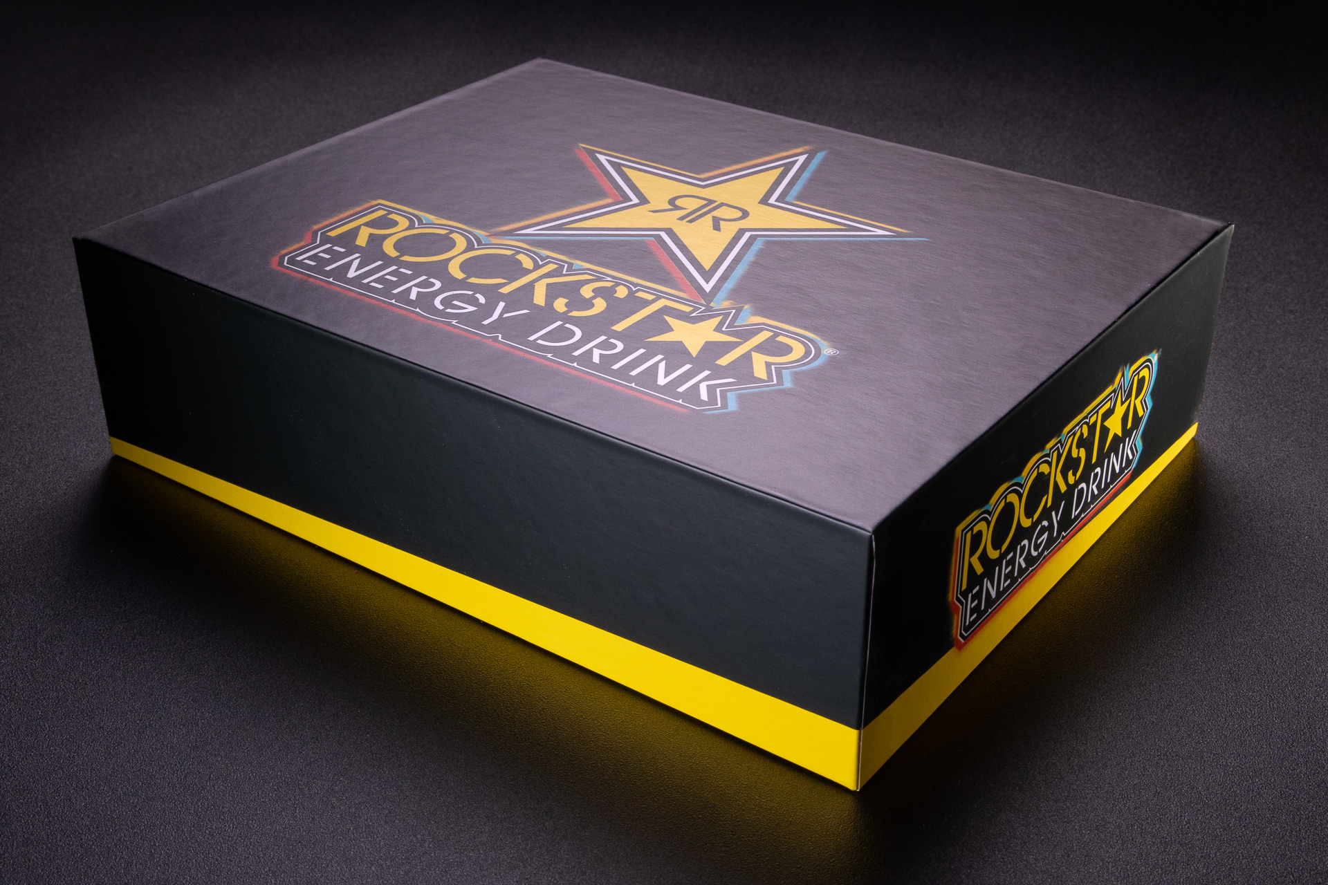 Popularne i efektowne rowkowane pudełko z oklejką zadrukowaną offsetowo z folią matową nierysującą. 