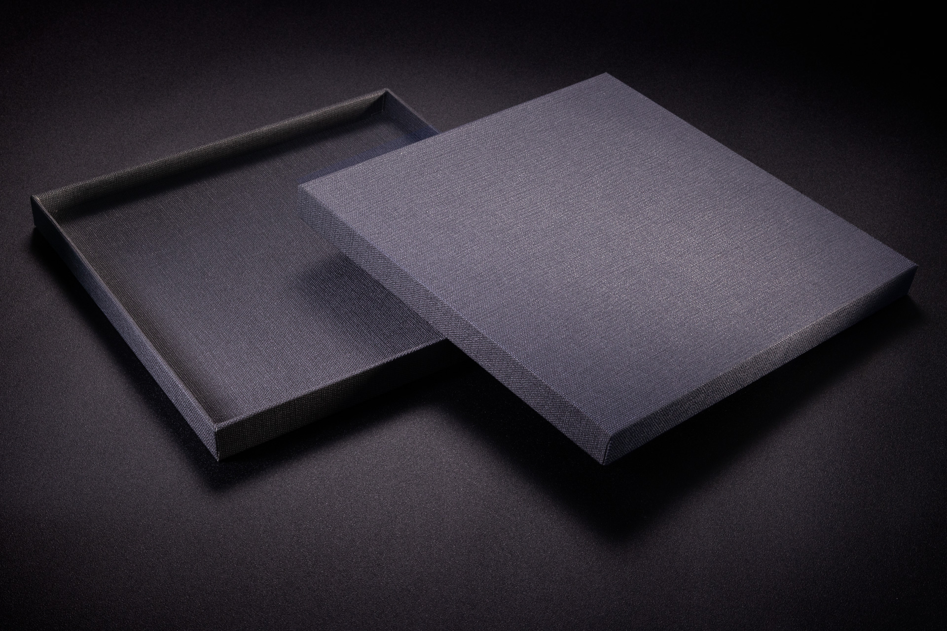 Rowkowane pudełko typu spód wieko oklejone na zewnątrz i w środku ozdobnym papierem.