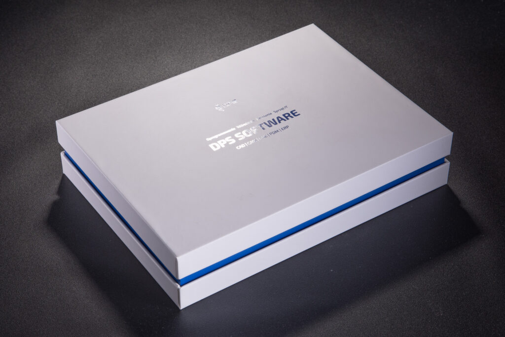 Pudełko z burtą i złotym logo ma wieczku. Widoczna burta. 