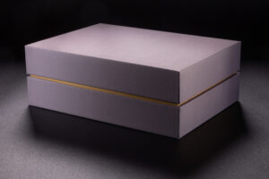 pudelko z cienkim paskiem widocznej burty e42a2590 edit