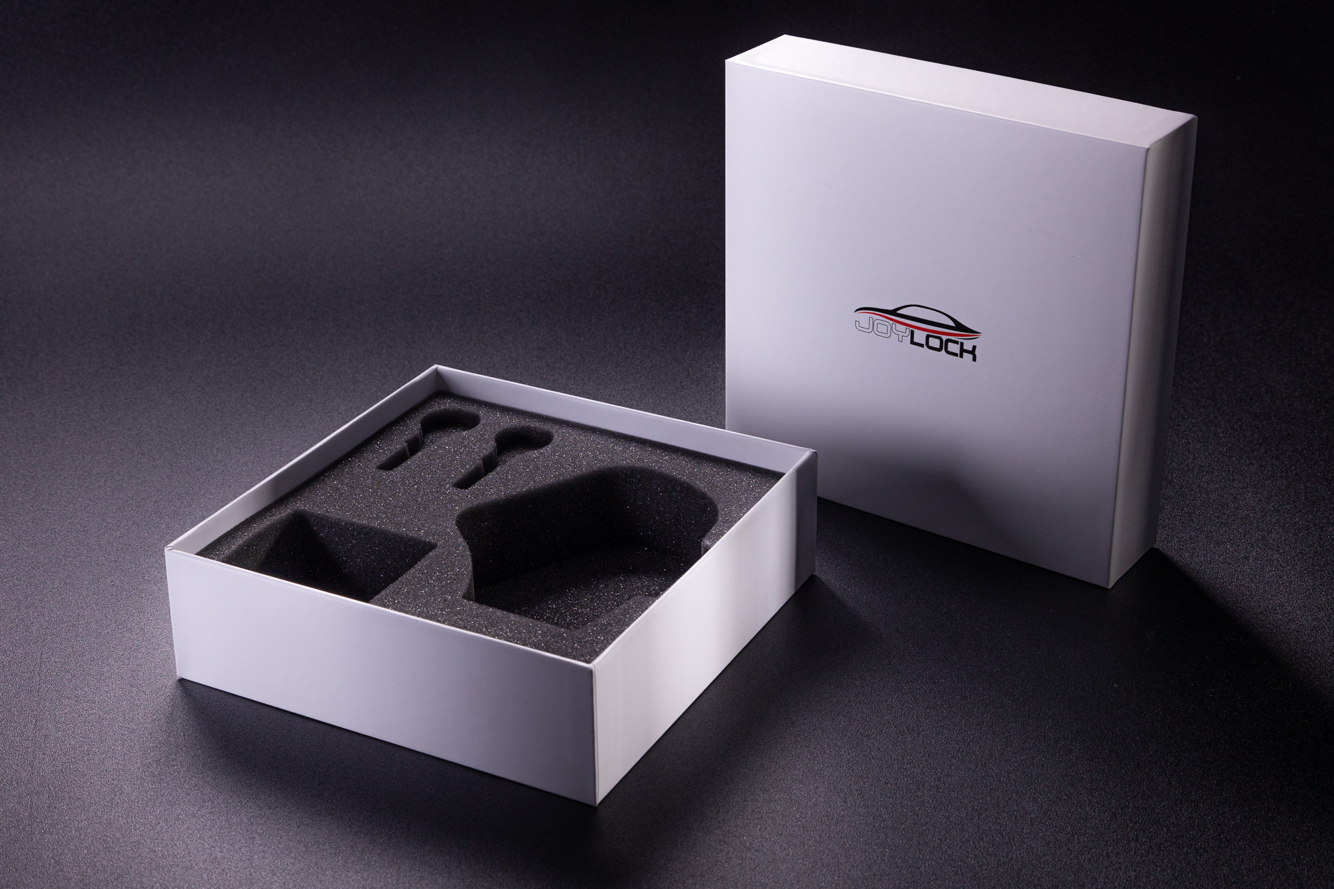 Proste pudełko z wieczkiem i wypełnia imieniem z pianki poliuretanowej. Idealne do technicznych produktów