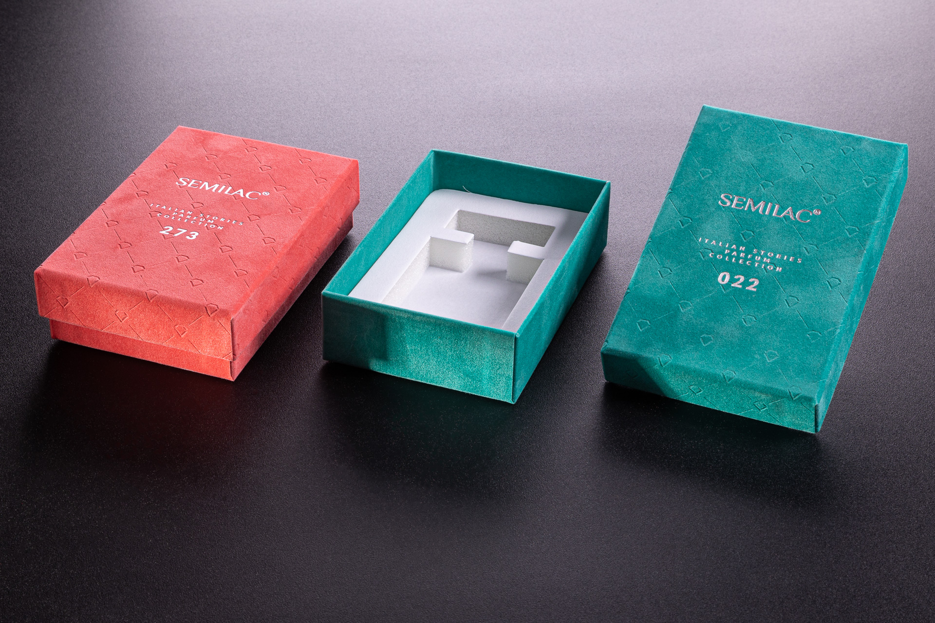 Pudełko premium na kosmetyki oklejone flokiem z embossingiem czyli tłoczeniem. 