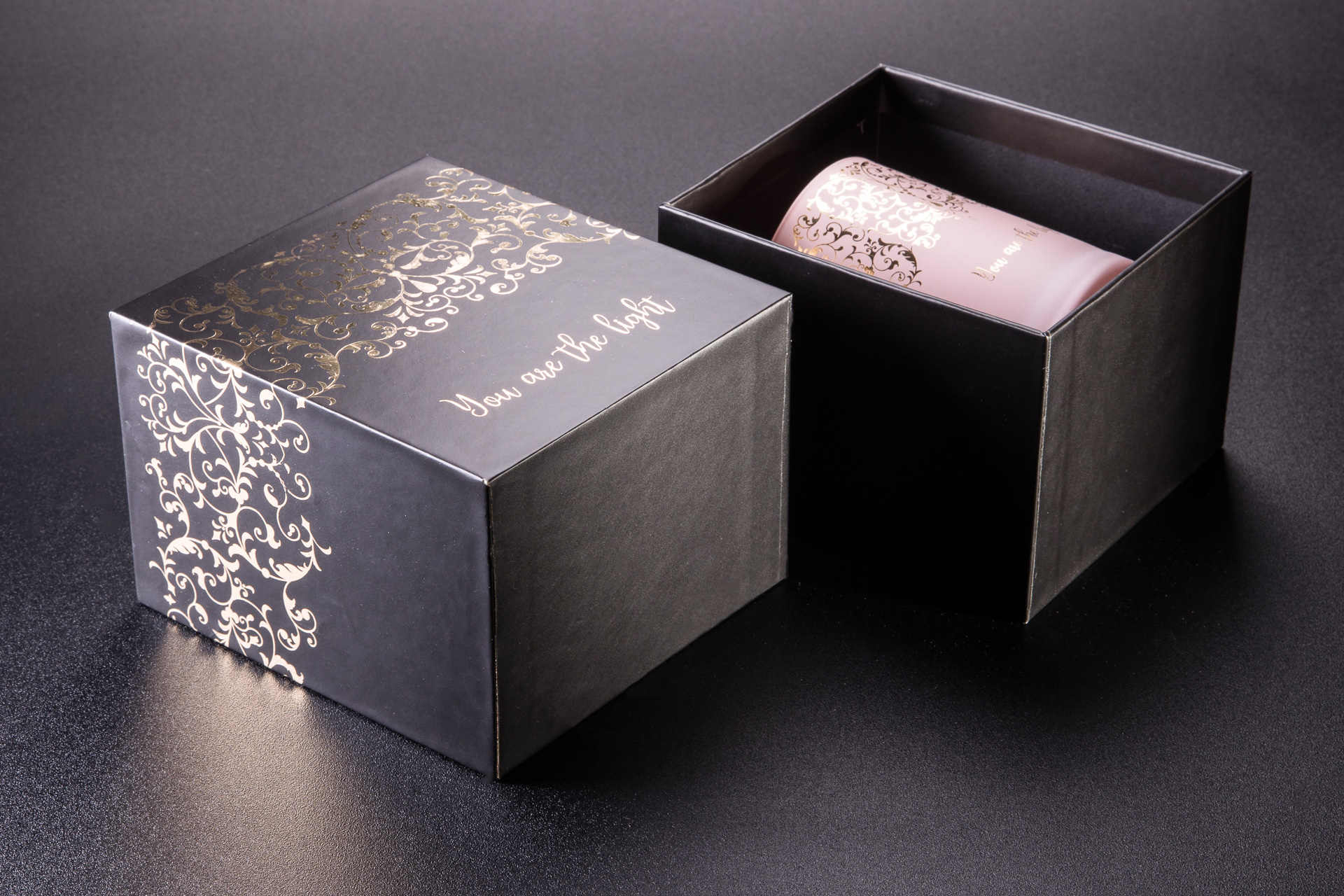 Otwarte pudełko ozdobne na świeczki. Czarna oklejka z folią matową nierysującą i złoty hotstamping.