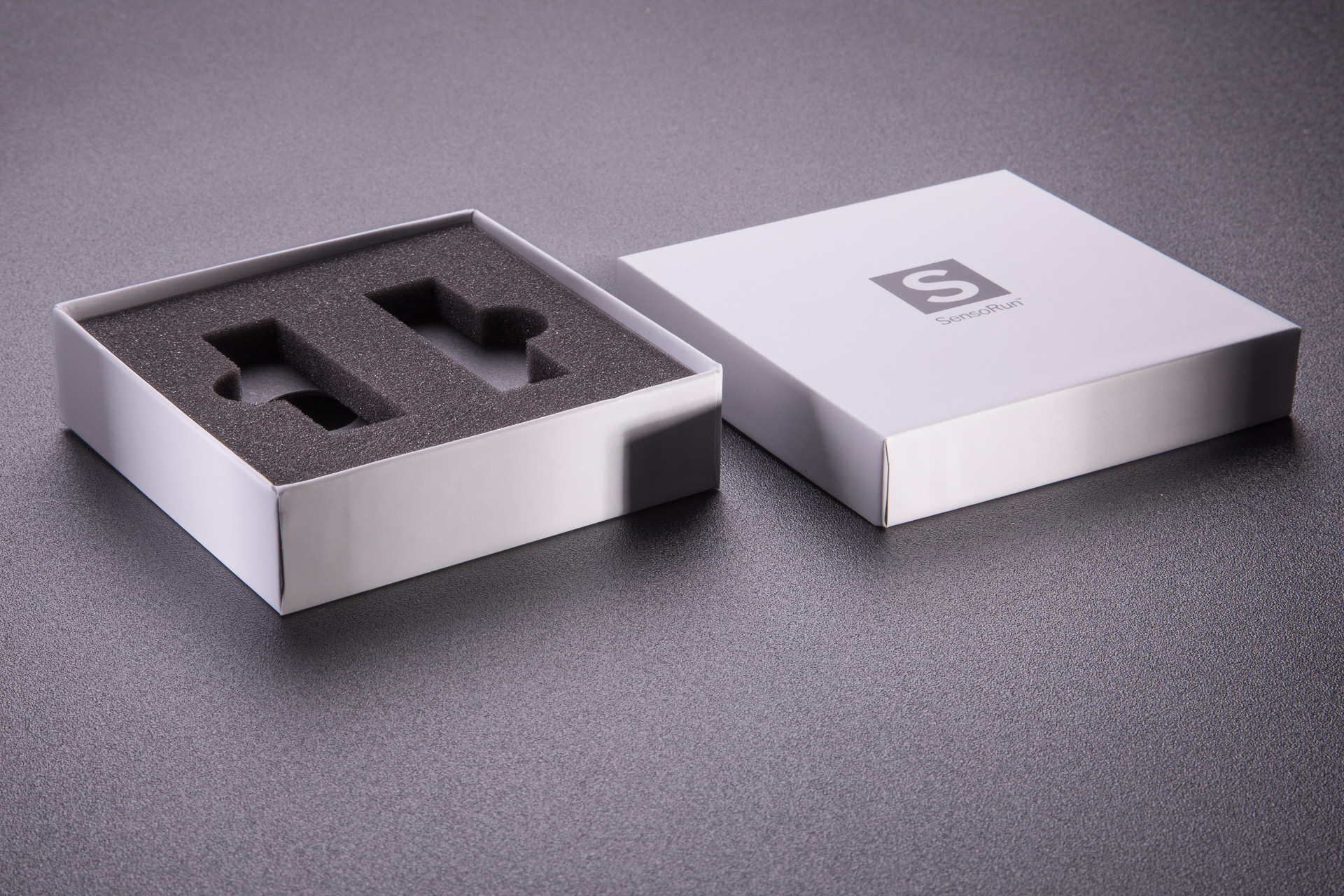 Niższe wieko niż spód pudełka pozwala na łatwiejsze jego otwieranie. 