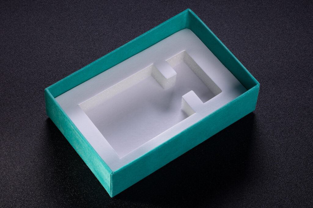 wkladka z bialej pianki w pudelku rigidbox na kosmetyki e42a2006 edit