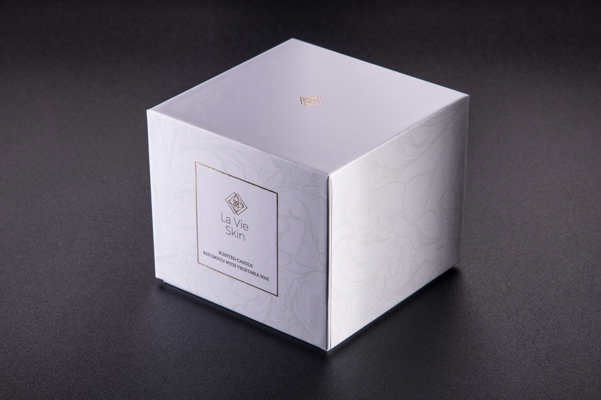 Rowkowanie tektury czasem zwane żłobkowaniem pozwala uzyskać ostre krawędzie pudełka. 