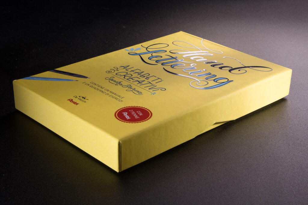 żółte zamkniete pudełko clam shell. Zadruk offsetowy z folią. 