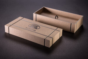 Pudełko klejone krawędziowo. Widoczne ozdobne rowki na zewnątrz. wkłądna z gumką. 