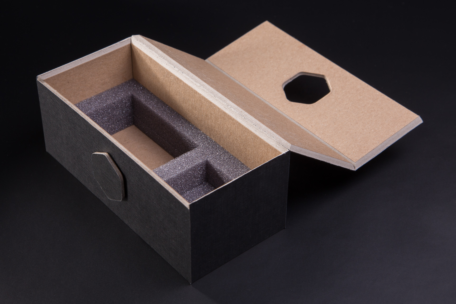 Pudełko Typu Click Box kaszerowane czarnym papierem