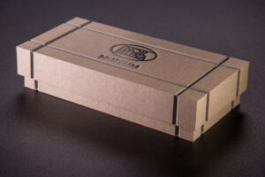 Pudełko Krawędziowe typu spód-wieko z czarnym hot-stampingiem i dodatkowym rowkowaniem ozdobnym na zewnątrz