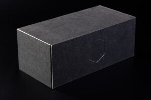 Pudełko click-box kaszerowane czarnym papierem z moletem