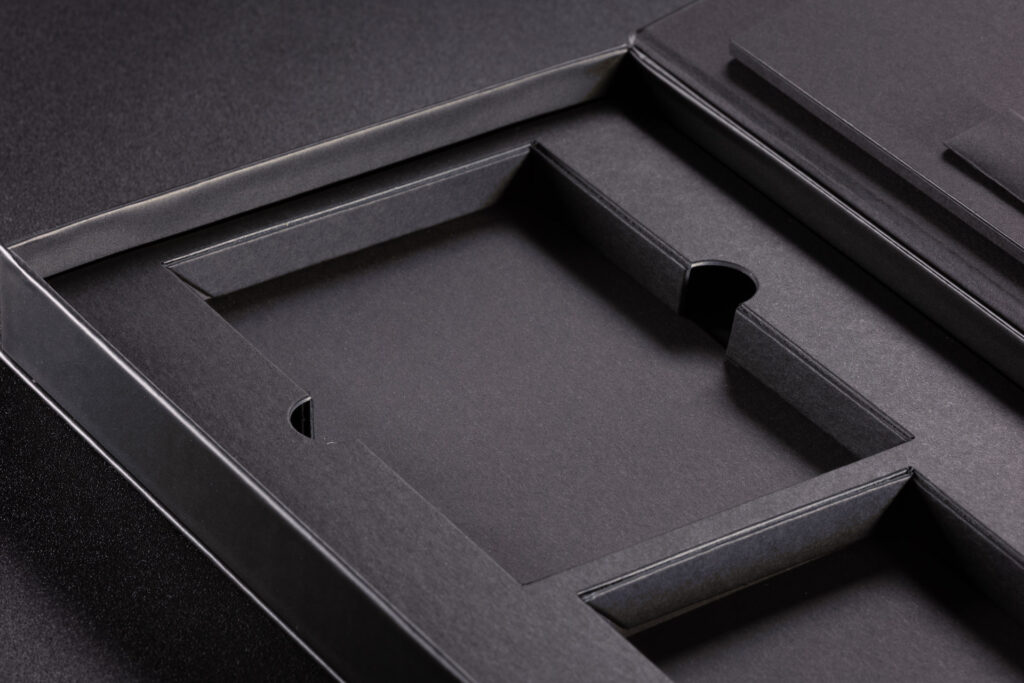 barwione w masie czarne materialy tworza wyrafinowane wnetrze pudelka e42a6120 edit