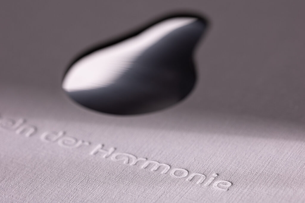 Prestiżowo wyglądający napis wykonany technikom tłoczenia czyli embossingu. Dodatkowo okienko z szybką.