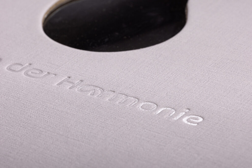 Przykład, że tłoczenie wklęsłe czyli embossing może być bardzo elegancki. Tu dodatkowo z bezbarwnym błyszczącym hot stampingiem.