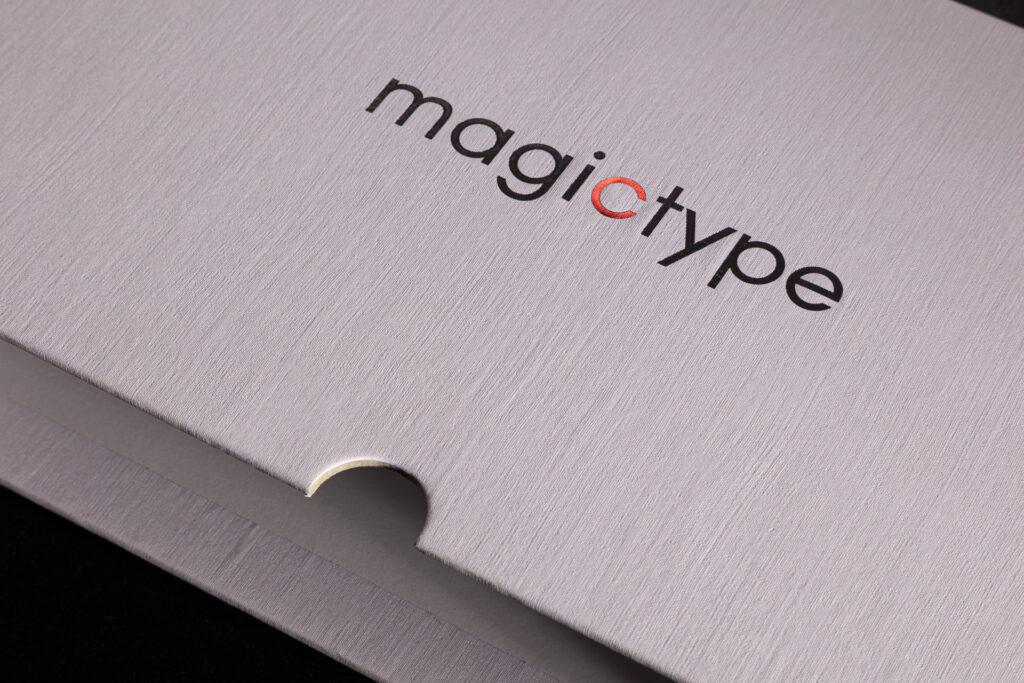 Etui oklejone papierem moletowanym z fakturą z wycięciem na palec i dwukolorowym hot stampingiem 