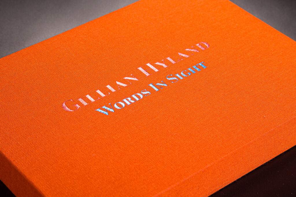 Pudełko z dwukolororowym hot stampingiem wykonanym na pomarańczowym płótnie introligatorskim