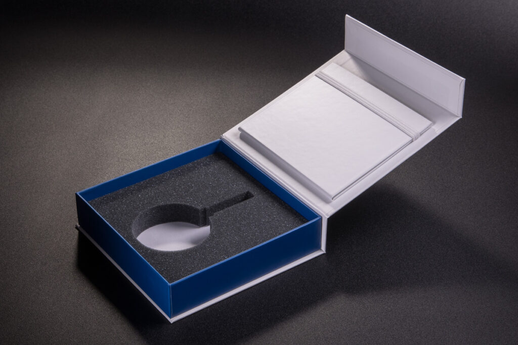 Kieszonka z gumką wklejona w okładkę. Wypełnienie piankowe pudełka magnetycznego.