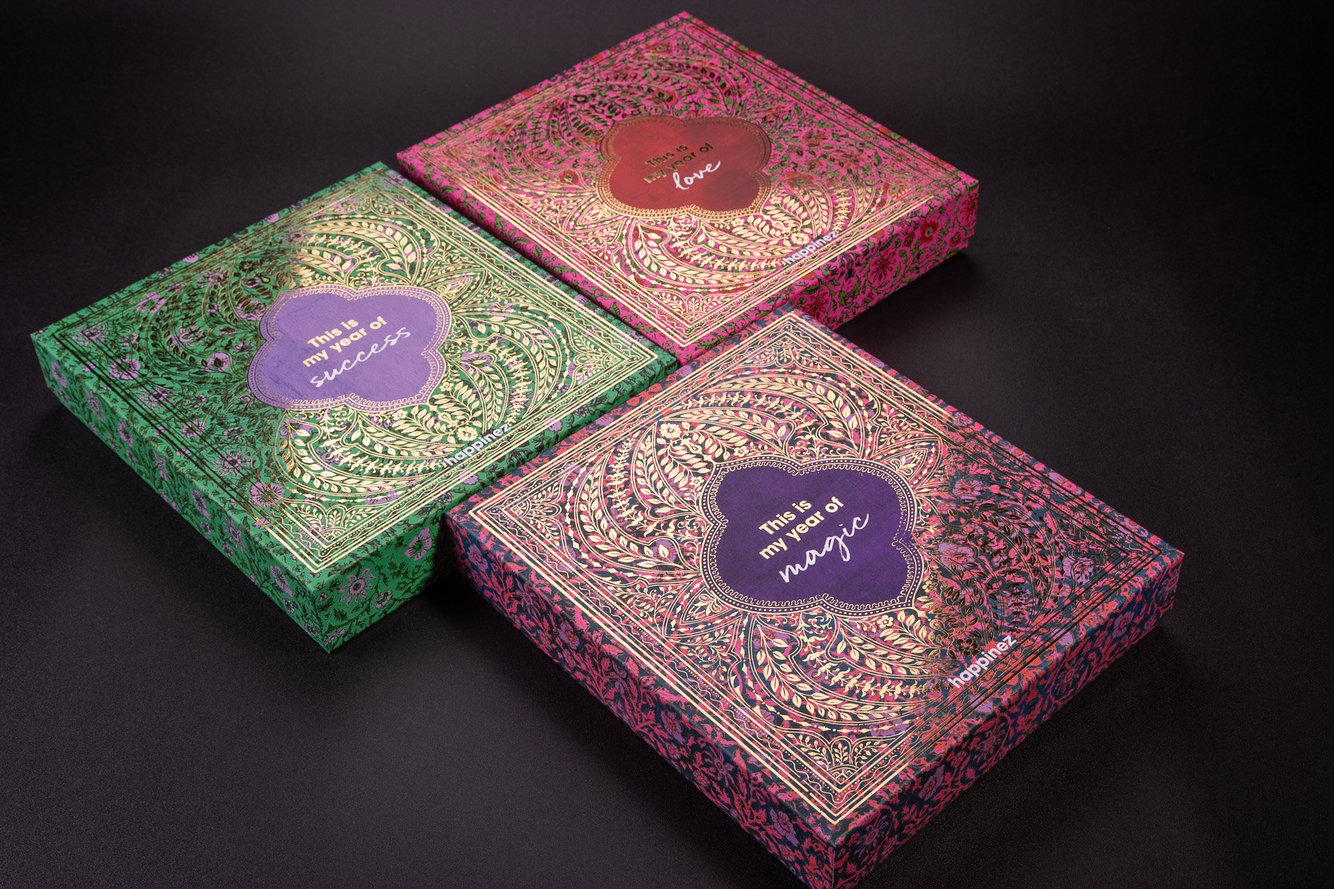 Kolorowe pudełka ze złotym, dużym hot stampingiem na wieczku. Wspólna matryca dla kilky rodzajów ogranicza koszt produkcji. 