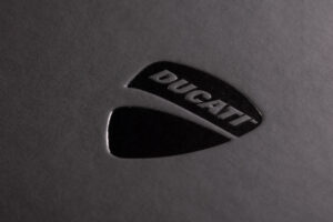 Elegancki zabieg logo w kolorze Czarny połysk na czarnym matowym materiale. Dodatkowe lekkie tłoczenie.