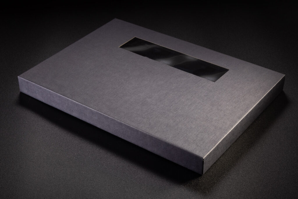 Okienko z szybką w wieczku luksusowego czarnego pudełka rigidbox